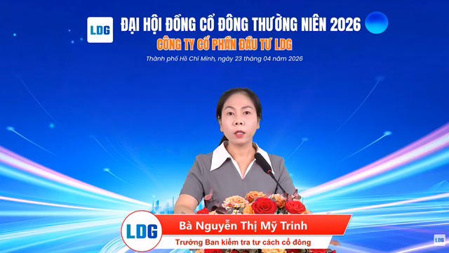 Bà Nguyễn Thị Mỹ Trinh - Trưởng Ban Kiểm tra tư cách cổ đông thông báo về tỷ lệ cổ đông tham dự chiều 23/04.