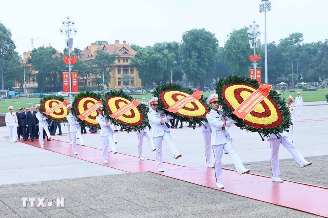 Đoàn Lãnh đạo Đảng, Nhà nước do Tổng Bí thư, Chủ tịch nước Tô Lâm dẫn đầu đến đặt vòng hoa và vào Lăng viếng Chủ tịch Hồ Chí Minh. Ảnh: An Đăng/TTXVN