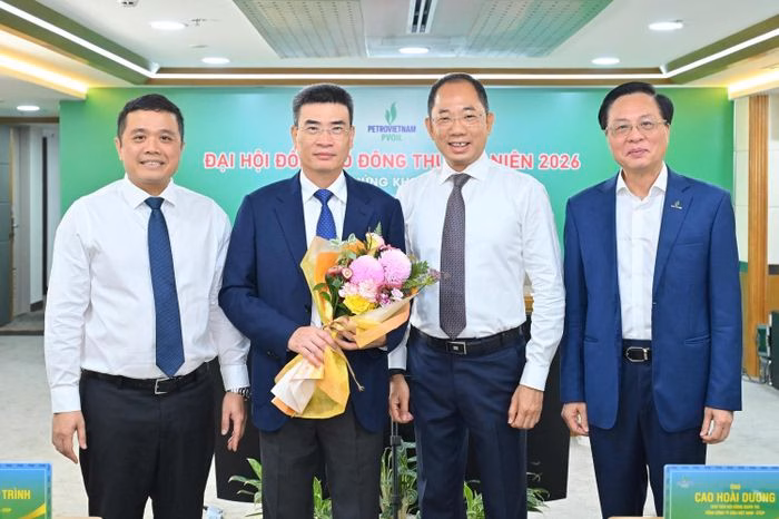 Lãnh đạo Petrovietnam và PVOIL chúc mừng ông Dương Mạnh Sơn trên cương vị Chủ tịch HĐQT mới.