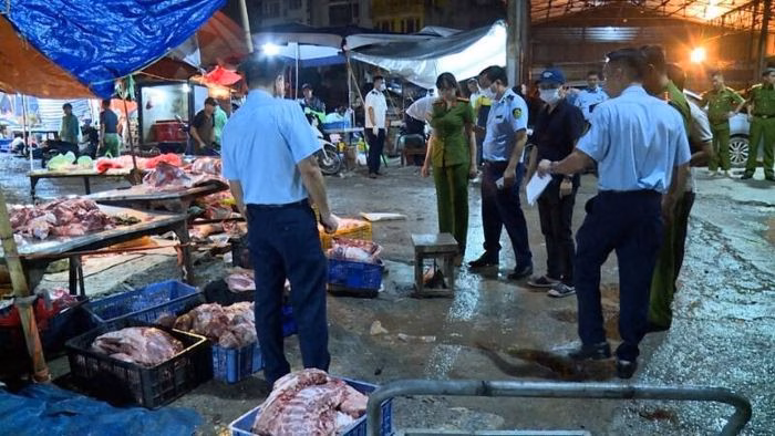 Hà Nội tăng cường kiểm tra, quản lý chặt chẽ hoạt động giết mổ và kinh doanh động vật. Ảnh: Trần Hiền