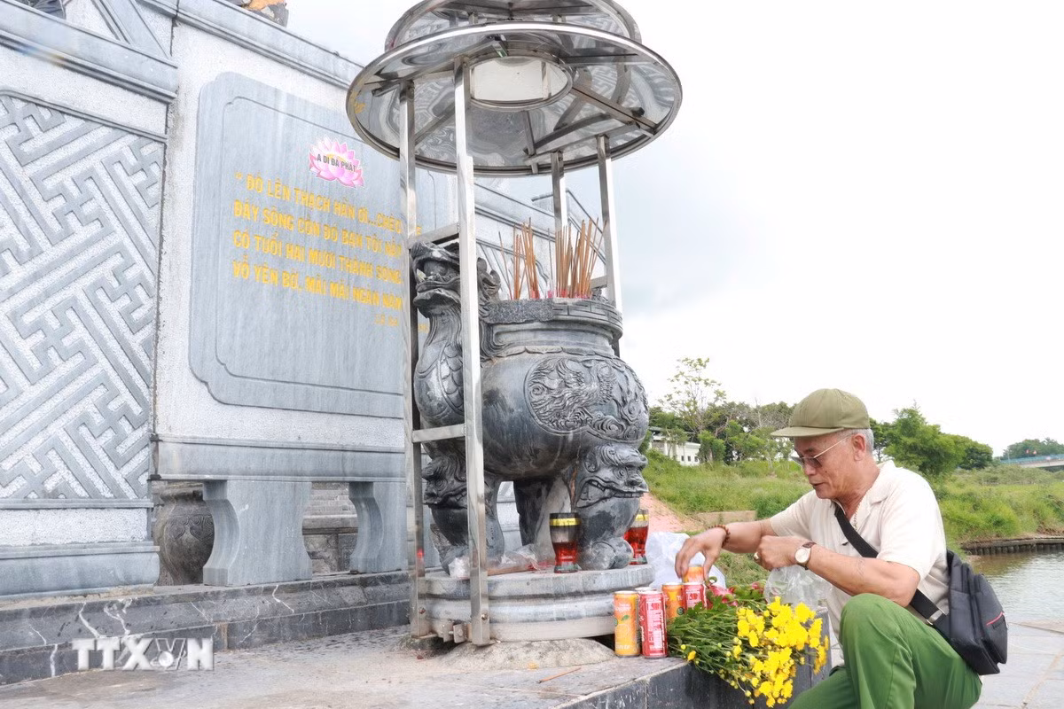 Những nhành hoa, nén hương tri ân được thả xuống dòng Thạch Hãn để tưởng nhớ các anh hùng liệt sĩ.