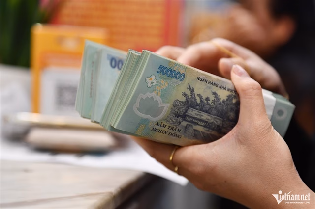 Khoản vay tiêu dùng nhỏ có thể biến thành nghĩa vụ hàng trăm triệu nếu không đủ khả năng thanh toán và không kiểm soát được phí phạt. Ảnh minh họa
