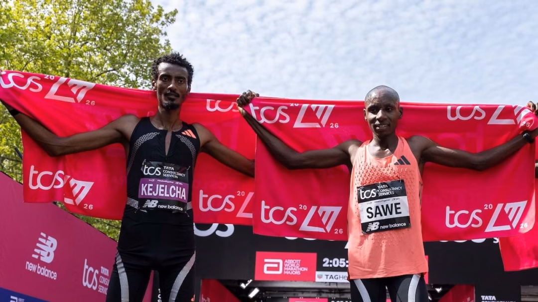 Kejelcha (trái) và Sawe cùng phá "giới hạn hai giờ", viết lại lịch sử marathon tại London 2026. Ảnh: TCS London Marathon