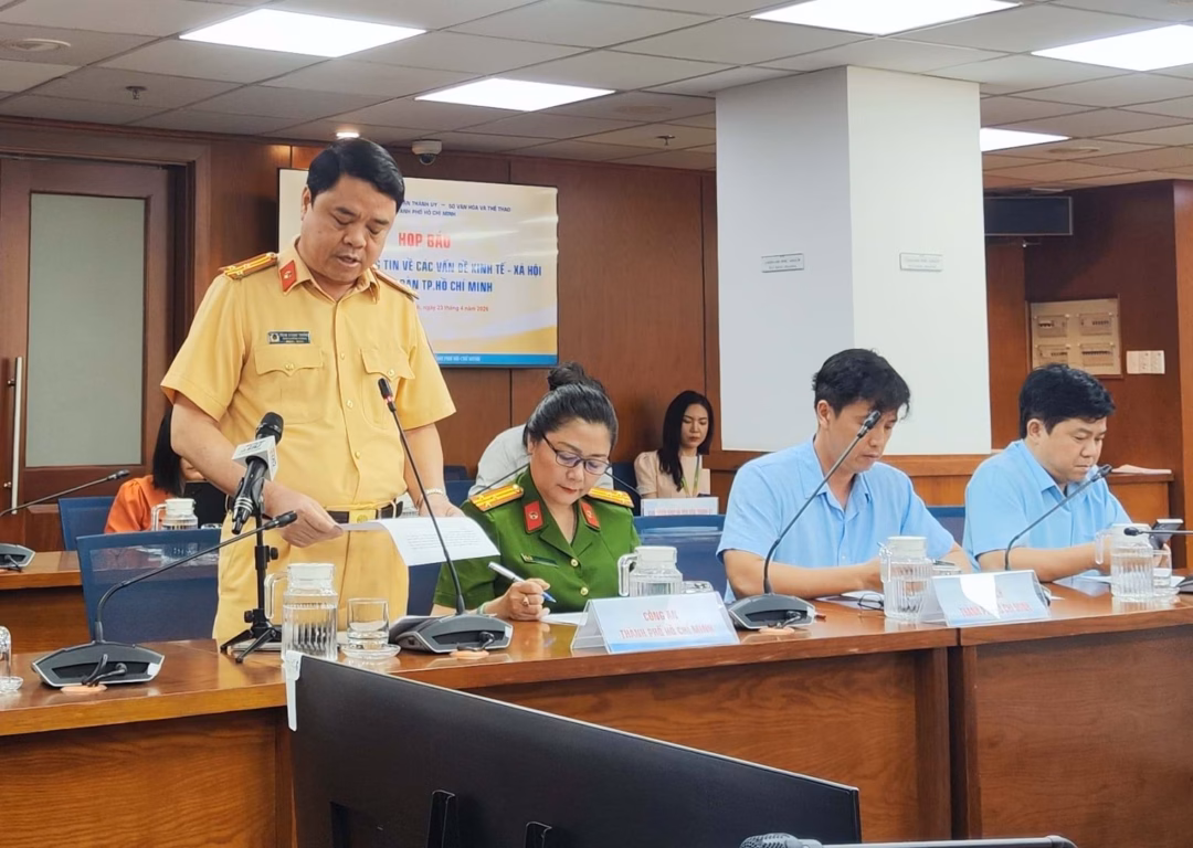 Thượng tá Phạm Quang Trưởng, Phó Trưởng Phòng CSGT, Công an TPHCM, cung cấp thông tin tại buổi họp báo.