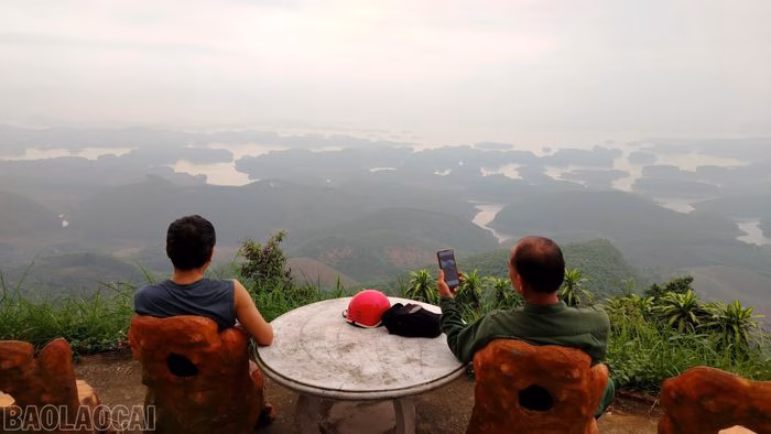 Từ đỉnh núi Thở, khách trải nghiệm được ngắm toàn cảnh hồ Thác Bà rộng lớn.