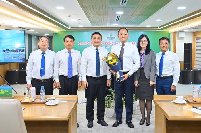 Ban lãnh đạo PVOIL tri ân những đóng góp của ông Cao Hoài Dương trong suốt nhiệm kỳ vừa qua.