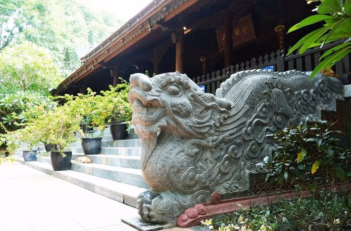 Cặp linh vật uy nghiêm với họa tiết chạm khắc tinh xảo đặt trước lối vào chánh điện.