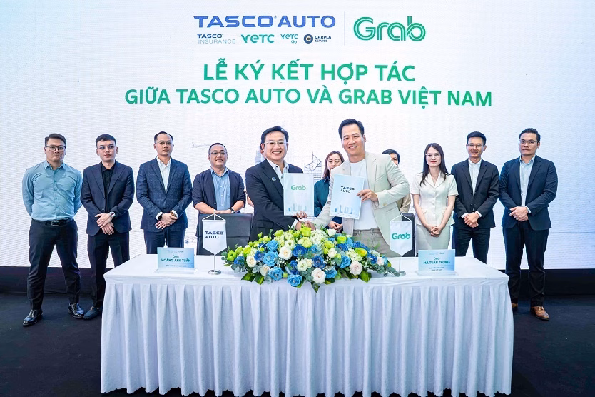 Đại diện Tasco Auto và Grab Việt Nam ký kết thỏa thuận hợp tác thúc đẩy chuyển đổi xanh