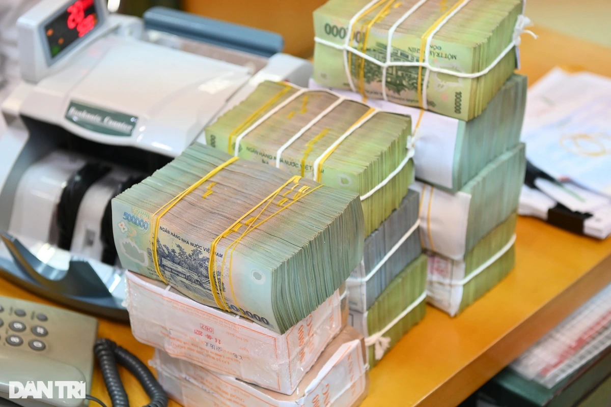 Giao dịch tiền tại ngân hàng (Ảnh: Tiến Tuấn).