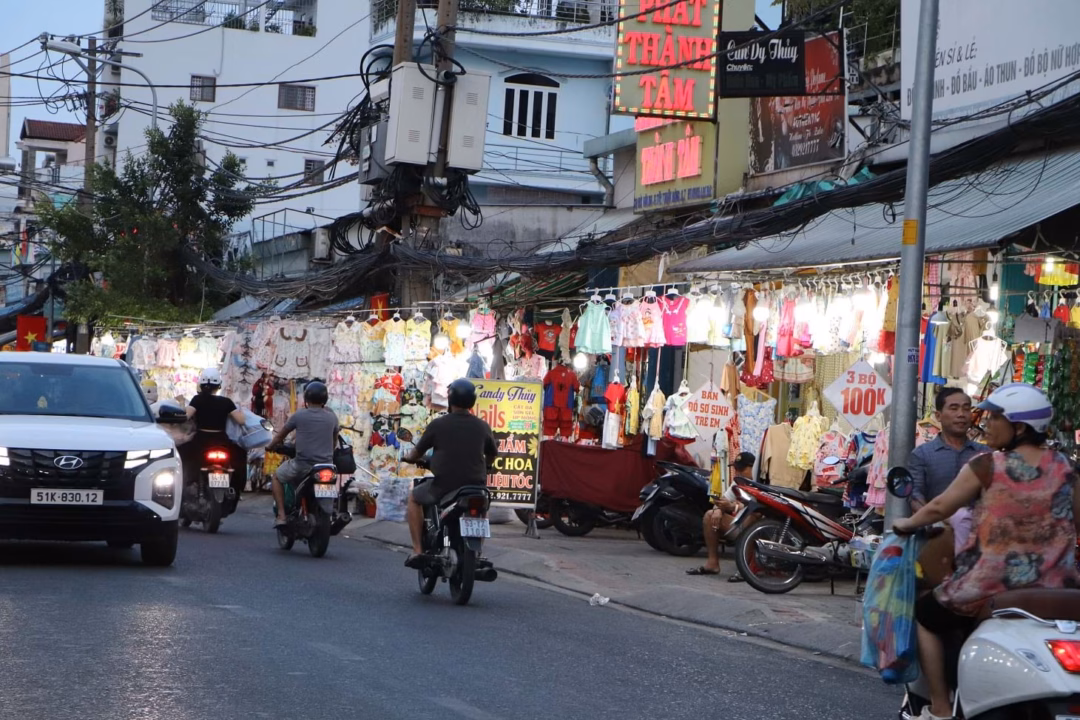 Vỉa hè đường Bùi Văn Ba (phường Tân Thuận) từng bị lấn chiếm nghiêm trọng, gây khó khăn cho người đi bộ.