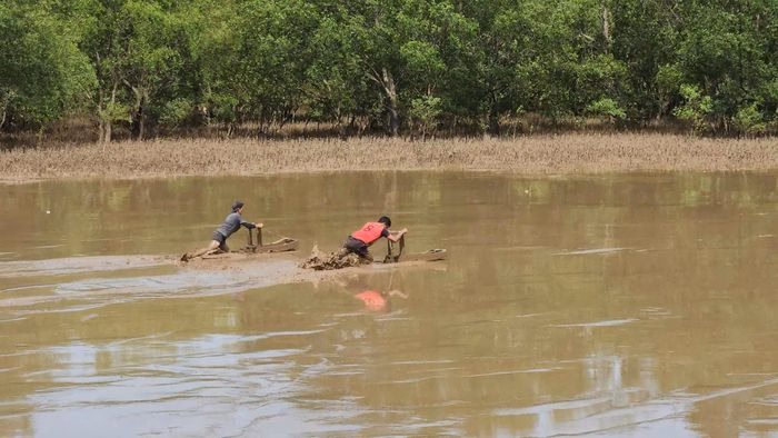 Môn thể thao độc đáo thể hiện sự thích nghi của con người với thiên nhiên vùng cửa biển. Ảnh: Lương Xuân Cao
