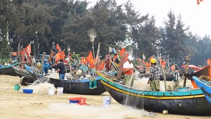 Những đôi bàn tay chai sần chuẩn bị ngư cụ, khởi đầu cho một ngày làm việc vất vả trên vùng biển Sầm Sơn.