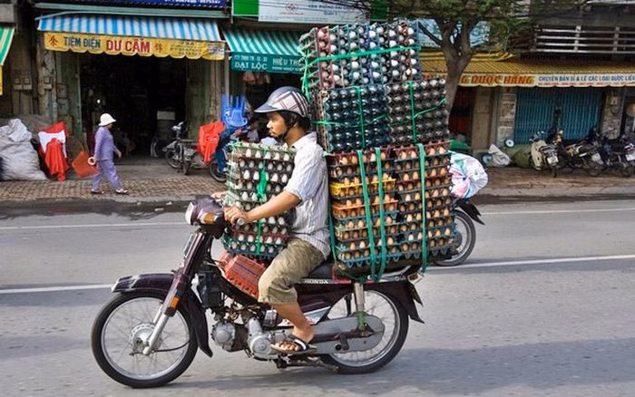 Hình ảnh minh họa nằm trong sách ảnh "Những chiếc xe chở gánh nặng mưu sinh” (Bikes of Burden) của Nhiếp ảnh gia người Hà Lan Hans Kemp. Một cuốn sách ảnh chụp lại những chiếc xe máy chở hàng của người dân lao động Việt Nam từng gây sốt cộng đồng nhiếp ảnh quốc tế. Ảnh: Hans Kemp