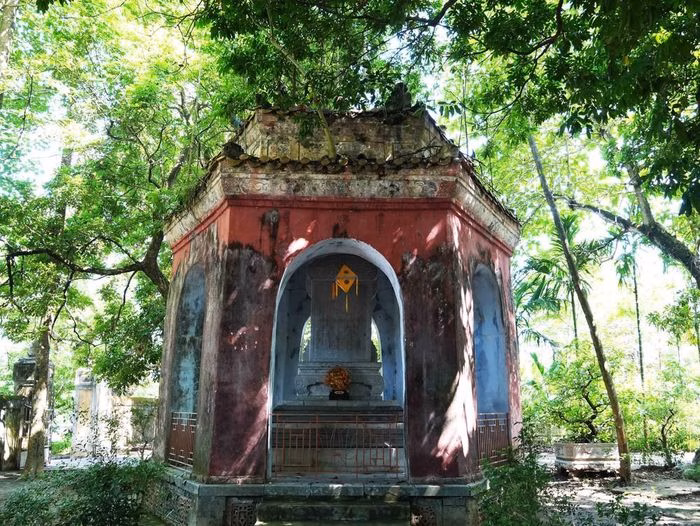 Tháp bia lưu giữ những giá trị lịch sử và ghi chép về quá trình hình thành, phát triển của ngôi chùa.