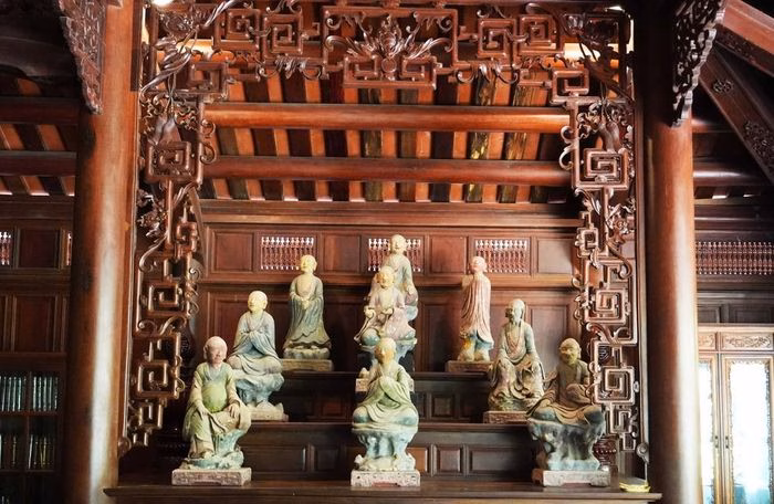 Hệ thống tượng Thập bát la hán với những biểu cảm gương mặt độc đáo và chân thực.
