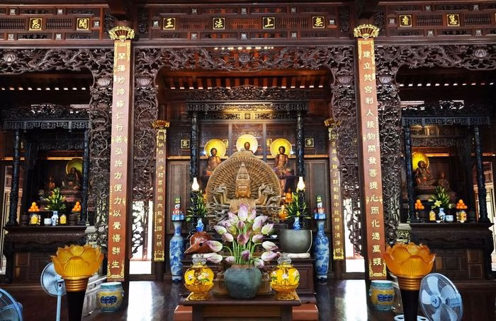 Tượng Thiên thủ thiên nhãn Quán Âm ngự trị trang nghiêm tại trung tâm chánh điện.
