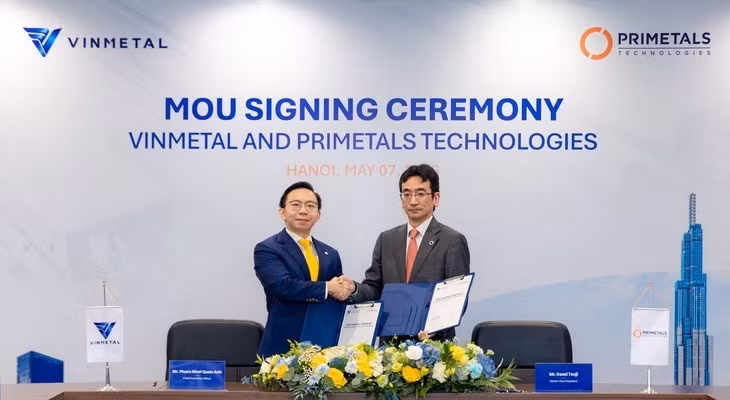 Ông Phạm Nhật Quân Anh - Tổng giám đốc VinMetal và ông Kosei Tsuji - Phó Chủ tịch điều hành Primetals Technologies ký kết thỏa thuận hợp tác.