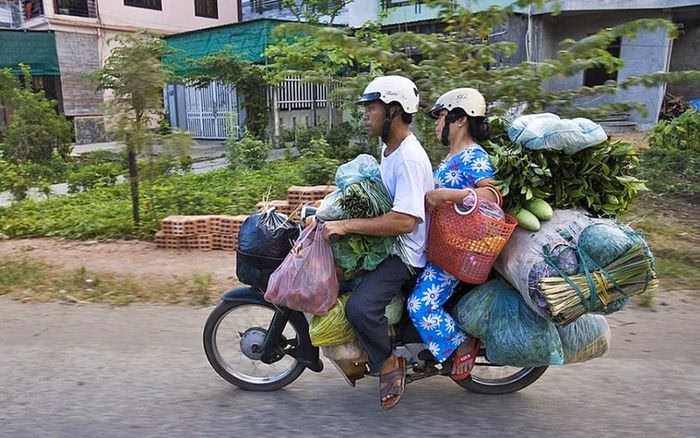 Vợ chồng bán hàng rau củ trên đường ra chợ. Ảnh: Hans Kemp